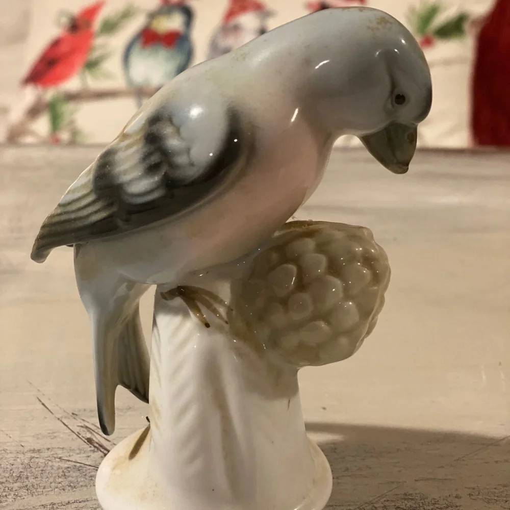 Gerald Porzellan Barvaria Figurine Crossbill Berry​​​​​​​​​